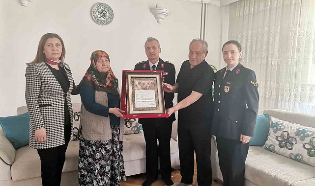 Şehidin ailesine Şehadet Belgesi ve Hizmet Anısı Şilti verildi