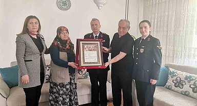 Şehidin ailesine Şehadet Belgesi ve Hizmet Anısı Şilti verildi