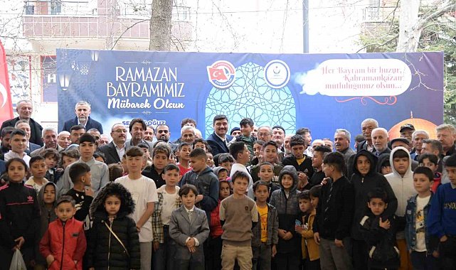 Şekerler ve harçlıklar Kahramankazan Belediye Başkanı Serhat Oğuz'dan