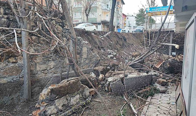 Sivas'ta istinat duvarı çöktü