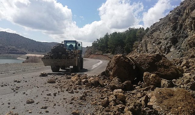 Sivas'ta korkutan heyelan