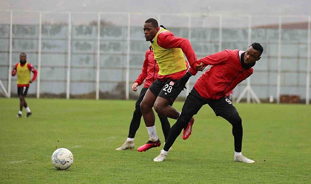 Sivasspor yağmur altında çalıştı