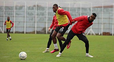 Sivasspor yağmur altında çalıştı