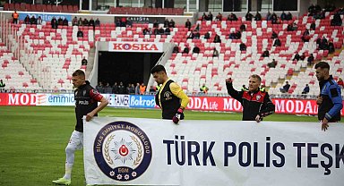 Sivassporlu futbolcular maça polis kıyafetiyle çıktı