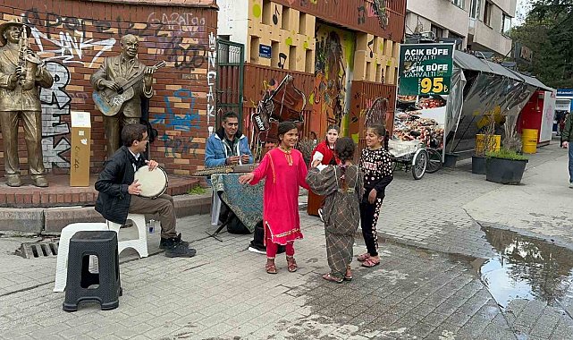 Sokak sanatçıları çaldı çocuklar gönüllerince dans etti