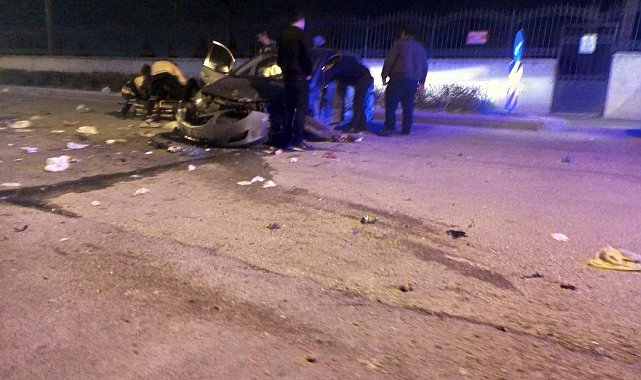 Süratle ilerlerken elektrik direğine çarptı: 2 yaralı