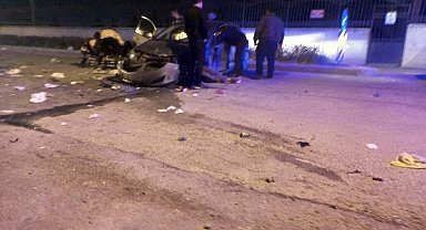 Süratle ilerlerken elektrik direğine çarptı: 2 yaralı