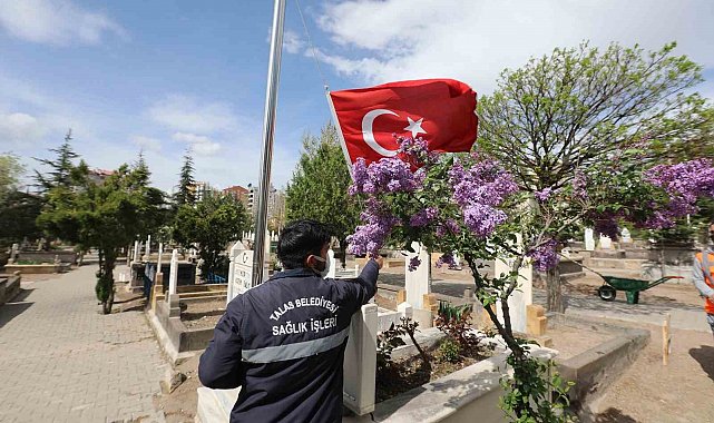Talas mezarlıklarına bayram temizliği