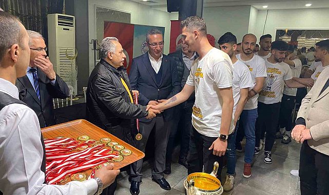 Talasgücü Belediyespor şampiyonluğu kutladı