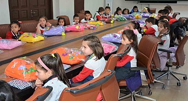 Tasarladıkları çantaları ve içerisine koydukları malzemeleri deprem bölgesindeki arkadaşlarına gönderecekler