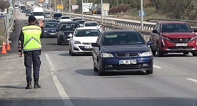 Tatilciler yollara akın etti, 43 ilin geçiş güzergahında trafik yoğunluğu