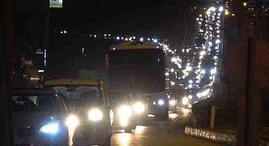 Tatilcilerin dönüş yolculuğu sürüyor: 43 ilin geçiş güzergahında trafik durma noktasına geldi