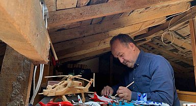 Tavan arasında meyve kasalarından Türk uçak filosunun maketini kurdu