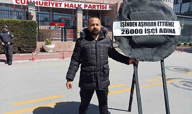 Tekirdağ Belediyesi tarafından işten çıkarılan işçiden CHP Genel Merkezi önünde siyah çelenkli eylem