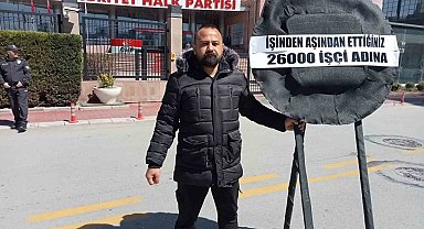 Tekirdağ Belediyesi tarafından işten çıkarılan işçiden CHP Genel Merkezi önünde siyah çelenkli eylem