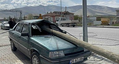 Telefon direği otomobile ok gibi saplandı