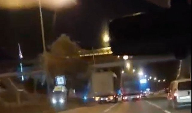 Tırı sıkıştıran otomobil sürücüsü kazaya sebep oldu