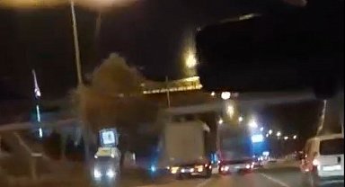 Tırı sıkıştıran otomobil sürücüsü kazaya sebep oldu