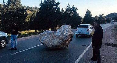 Tonlarca ağırlığındaki kaya yola yuvarlandı