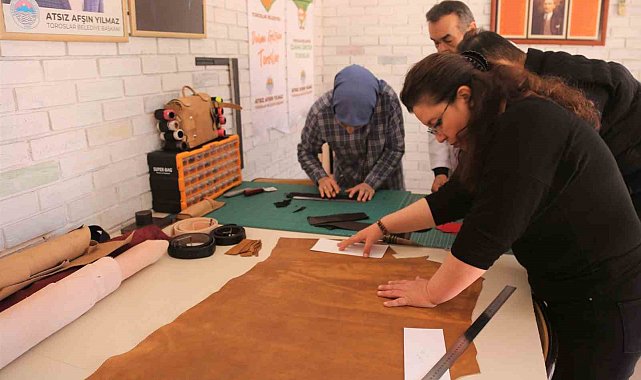 Toroslar Belediyesinin deri işletmeciliği kursu gelir kaynağı oldu