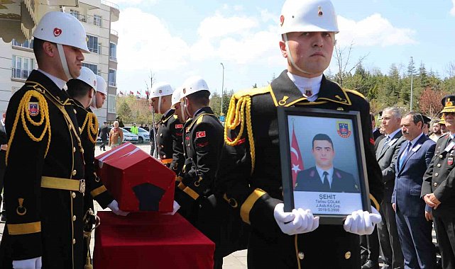 Trafik kazasında şehit olan astsubay son yolculuğuna uğurlandı