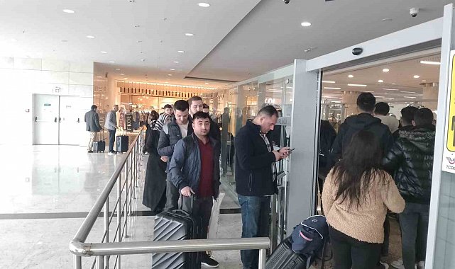 Vatandaşlar yeni açılan Ankara-Sivas Yüksek Hızlı Treni önünde uzun kuyruklar oluşturdu