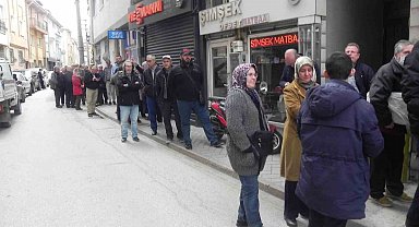 Vatandaşların metrelerce uzayan baklava kuyruğu