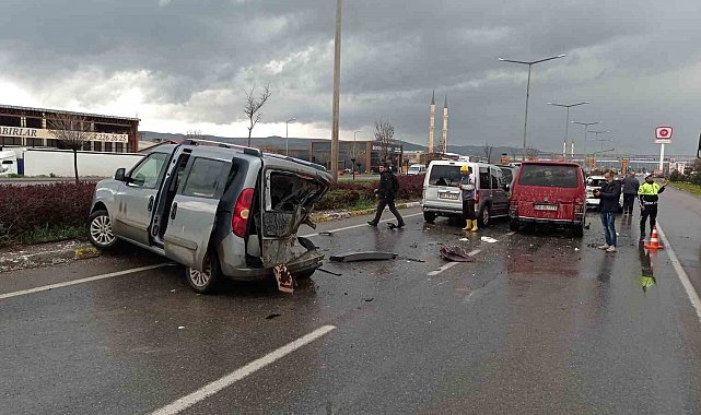 Yağışlı hava kazaları da beraberinde getirdi, 7 araç birbirine girdi