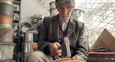 Yarım asırlık bakır ustası mesleğini oğlu ile yaşatıyor
