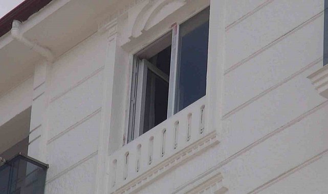 Yeni taşındığı evinin camlarını silmek isterken 6. kattan düşen kadın hayatını kaybetti