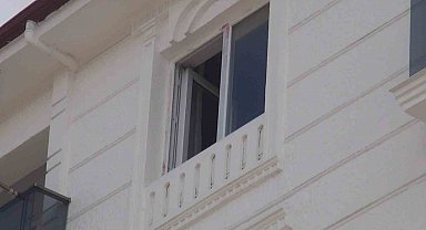 Yeni taşındığı evinin camlarını silmek isterken 6. kattan düşen kadın hayatını kaybetti