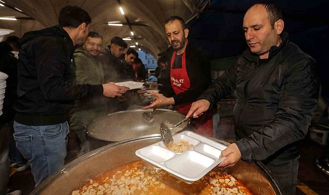 Yenimahalle Belediye Başkanı Fethi Yaşar, orucu vatandaşlarla birlikte açtı