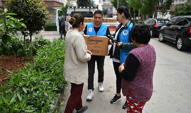 Yenişehir Belediyesi yardım kolisi dağıtımını sürdürüyor