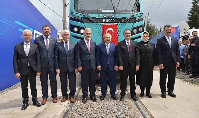 Yerli ve milli 'Elektrikli Ana Hat Lokomotifi E5000' törenle raya indirildi