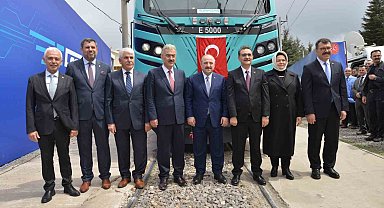 Yerli ve milli 'Elektrikli Ana Hat Lokomotifi E5000' törenle raya indirildi