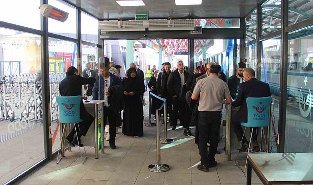 YHT ilk sivil seferine tam kapasite çıktı