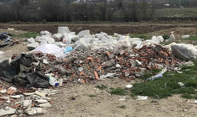 Yol kenarına bırakılan molozlar çevre kirliğine sebep oldu