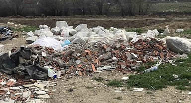 Yol kenarına bırakılan molozlar çevre kirliğine sebep oldu