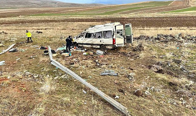 Yolcu minibüsü şarampole uçtu: 2 ölü, 7 yaralı