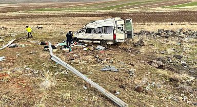Yolcu minibüsü şarampole uçtu: 2 ölü, 7 yaralı