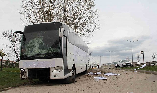 Yoldan çıkan yolcu otobüsündeki 17 kişi yaralandı