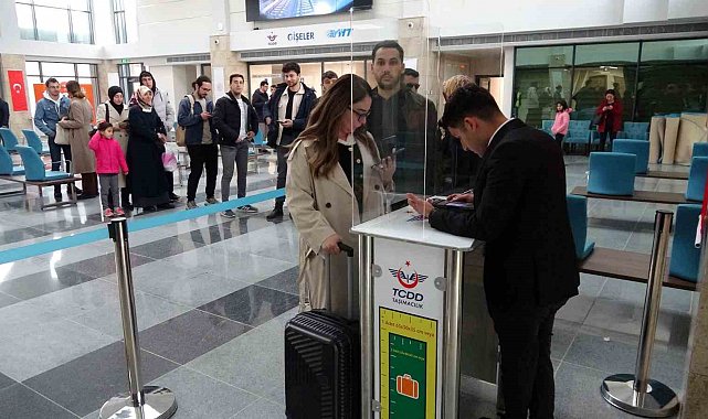 Yozgat'ta YHT'nin ilk ücretsiz yolcuları Ankara ve Sivas'a hareket etti