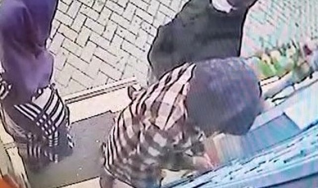 Yüzlerini maskeyle saklayan kadın hırsızlar apartman kapısını kartla açmaya çalıştı