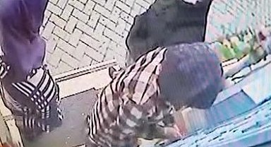 Yüzlerini maskeyle saklayan kadın hırsızlar apartman kapısını kartla açmaya çalıştı