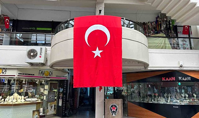 19 Mayıs'ta dükkânlar Türk bayraklarıyla donatıldı