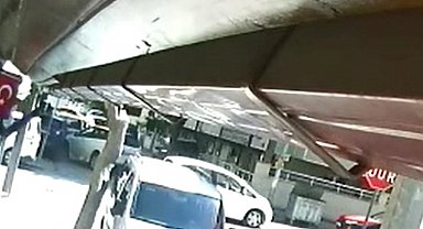 2 araç çarpıştı, en büyük hasarı park halindeki otomobil aldı
