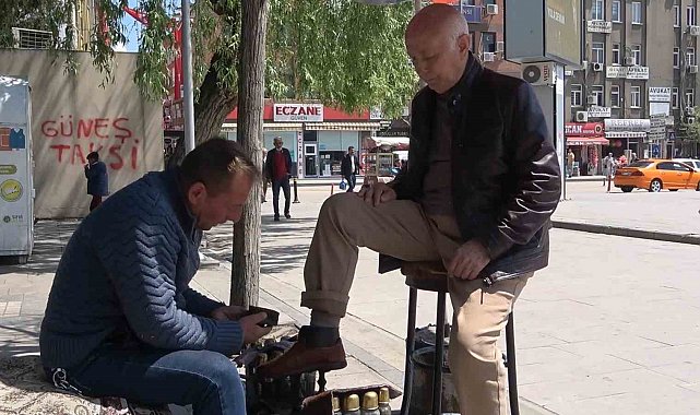 44 yıldır aynı yerde tezgah açıyor, çocuklarını ayakkabı boyayarak okuttu