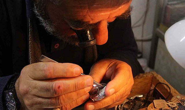 49 yıldır zamana ayar verip teknolojiye direniyor