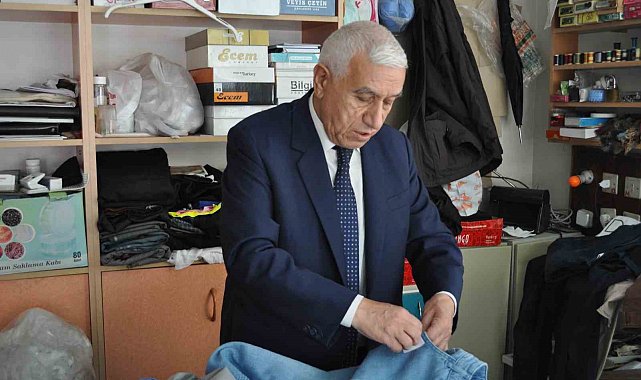 50 senedir takım elbiseyle dükkânına gidiyor