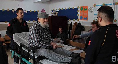 87 yaşındaki Mustafa amca oy kullanmaya ambulansla geldi